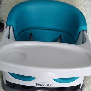 Booster seat with tray